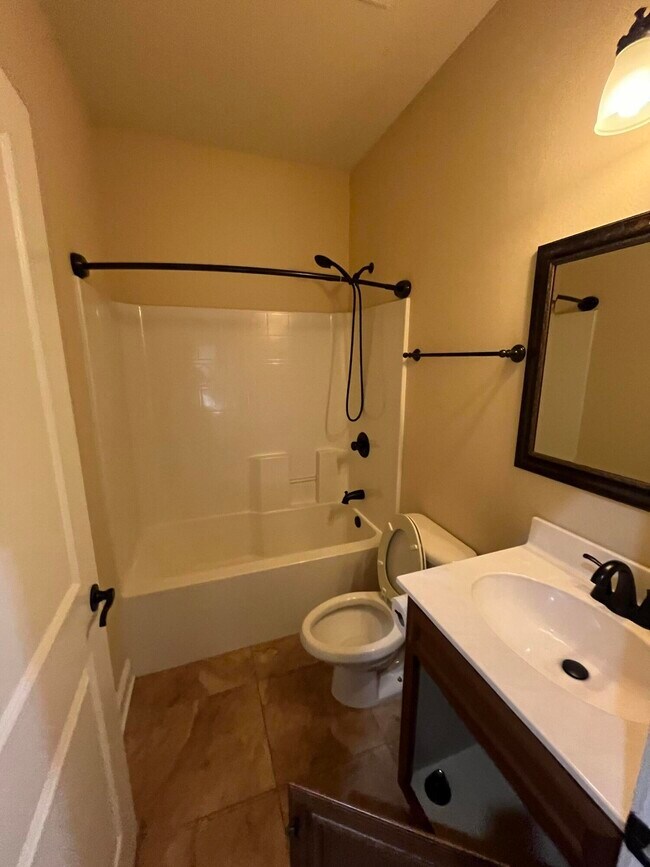 Building Photo - 808 Pine Alley St