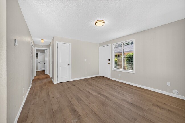 Building Photo - Renovated 2 bedroom Duplex