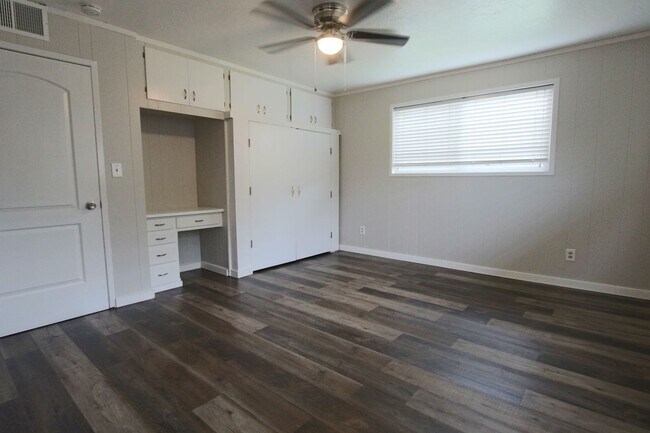 Building Photo - Updated Classic - Mid Century 4/2 2600 sf. All one level.