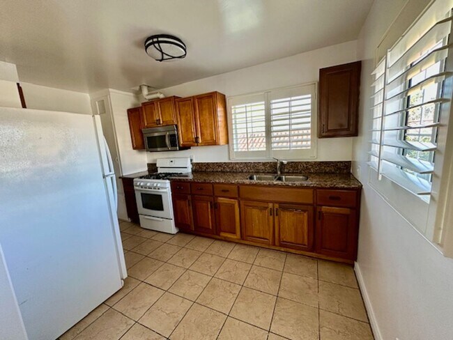 Building Photo - Oxnard ( M )