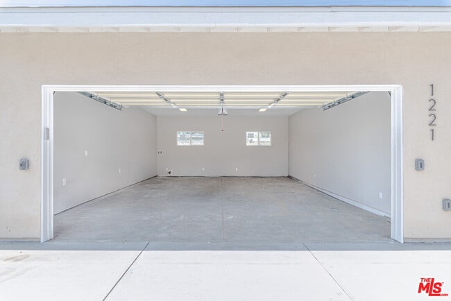Building Photo - 1221 N Azusa Ave