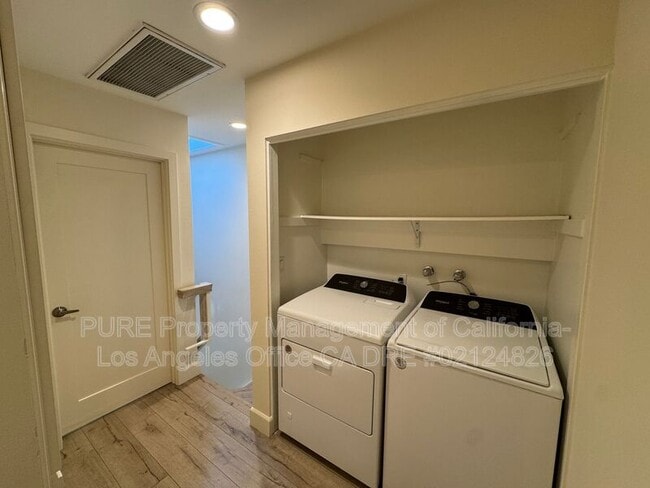 Building Photo - 2330 Oak St