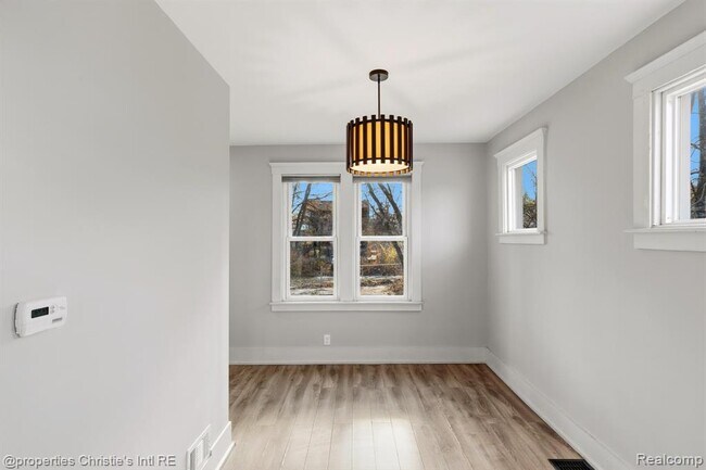 Building Photo - 1953 Brighton St