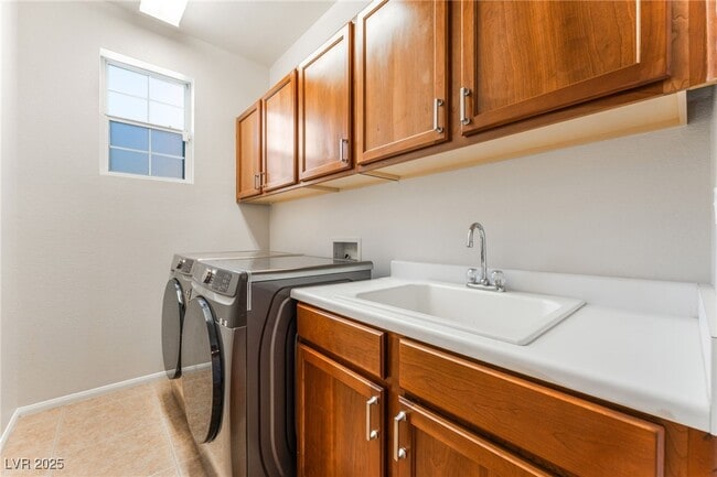 Building Photo - 600 El Loro St