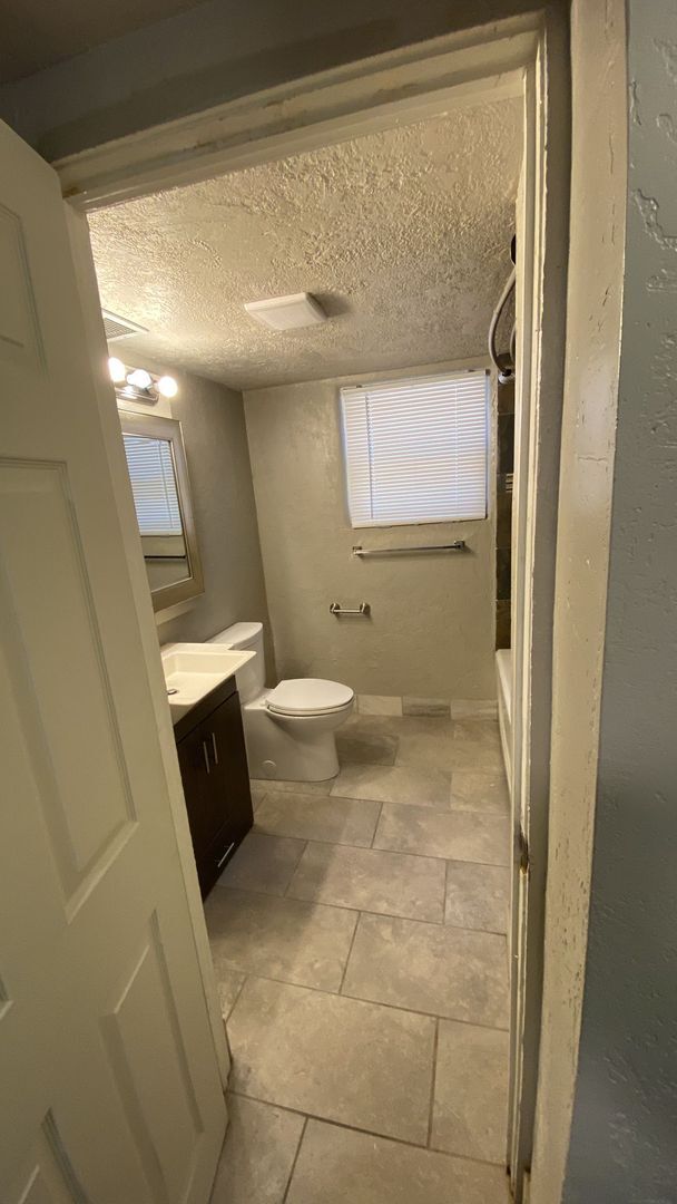 Building Photo - Nice Basement Duplex