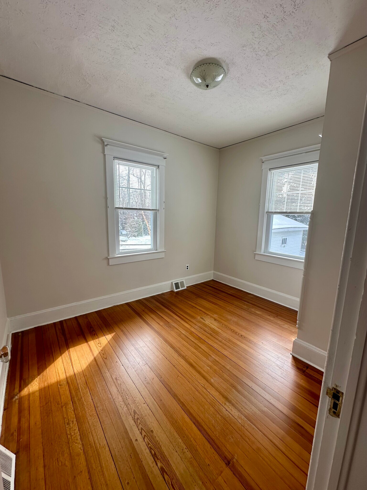 Building Photo - 48 Valley Dr