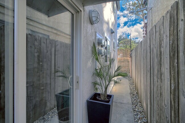 Building Photo - Charming 1-Bedroom Oasis on Highland Drive, Oxnard - Silver Strand