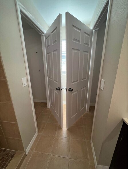 Building Photo - 7605 Bergamot Dr