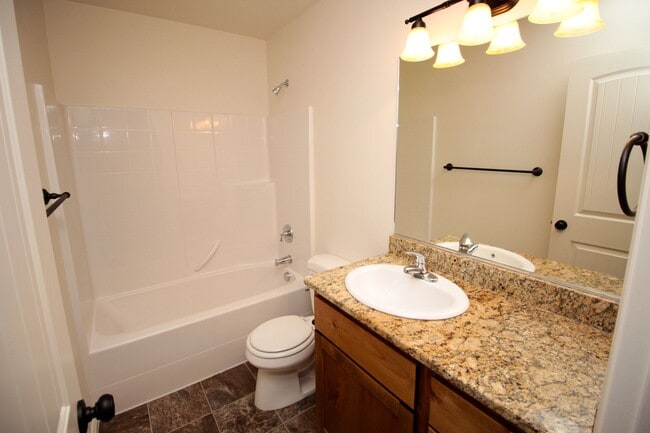 Building Photo - 3 bed, 2.5 bath town house *Internet Included