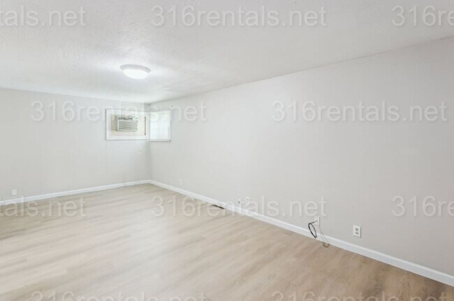 Building Photo - $1245 - 3 bed 1 bath - Single Family Home
