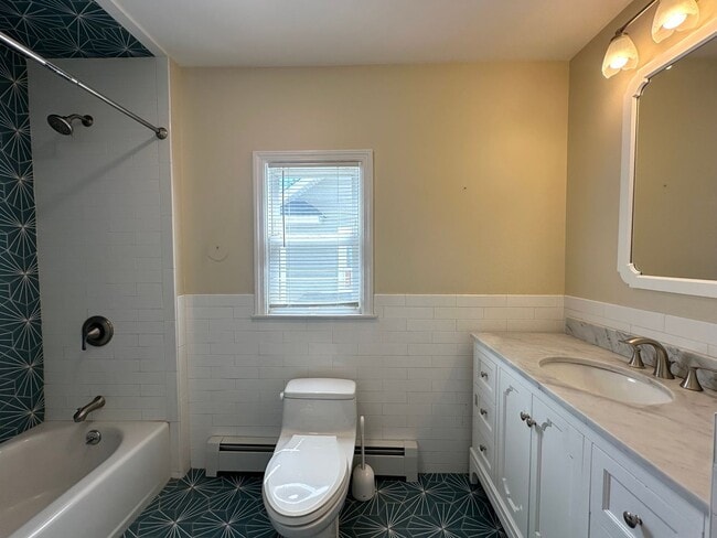 Building Photo - 4 bedrooms, 3.5 bathrooms