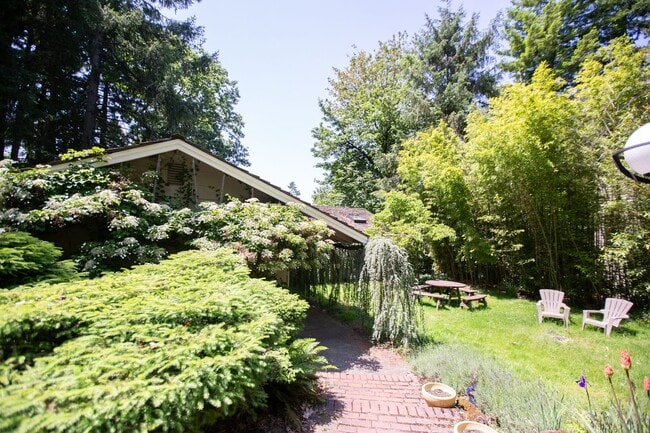 Building Photo - Mid Century 3 Bedroom Home Available Now i...