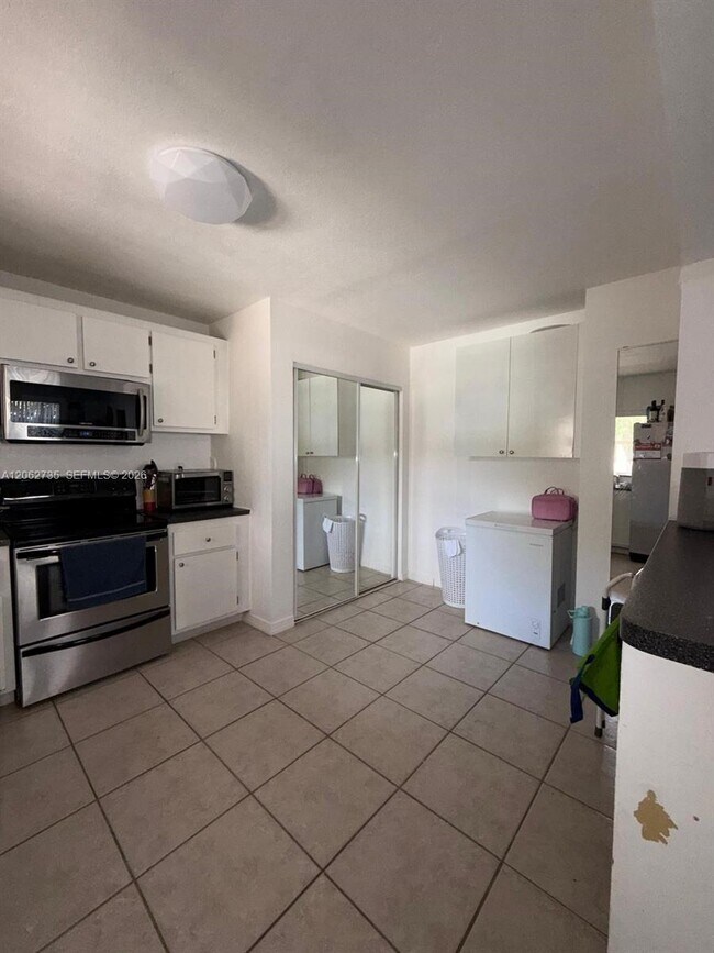 Building Photo - 12193 Royal Palm Blvd