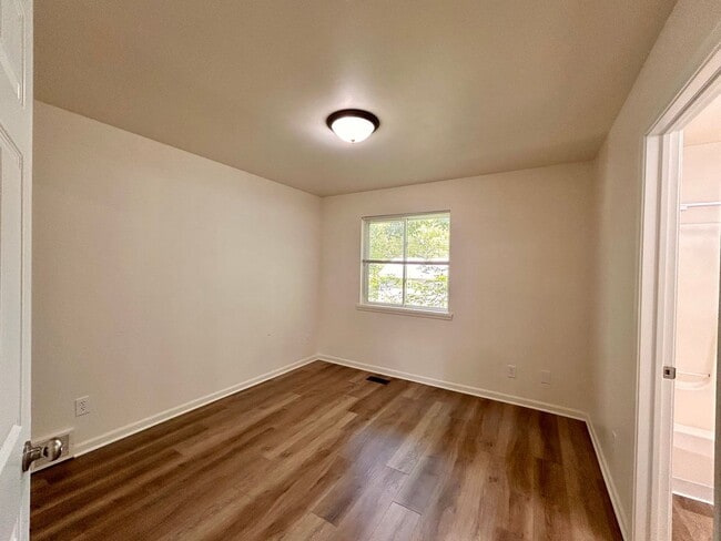 Building Photo - Four Bedroom Duplex in Cascade