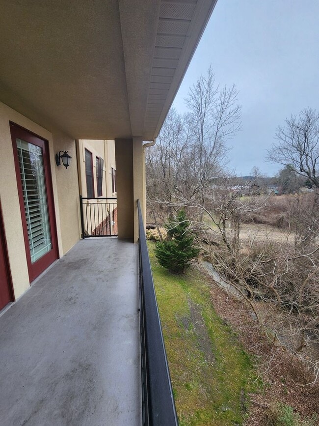 Building Photo - Beautiful Condo-Downtown Hendersonville, NC