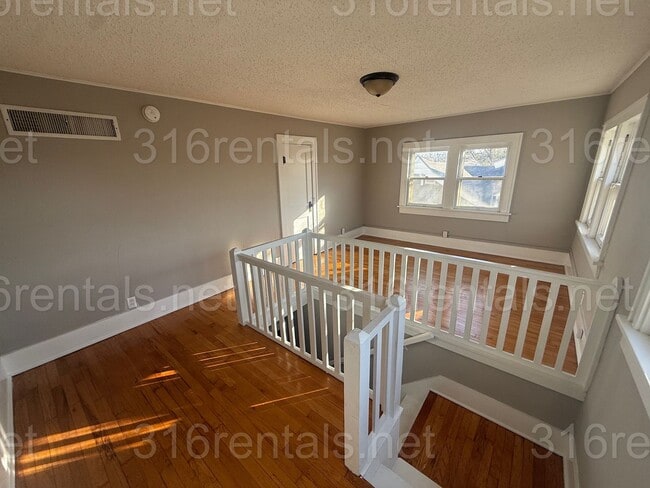 Building Photo - $1100 - 2 bedroom / 1 bathroom - Single Family Home