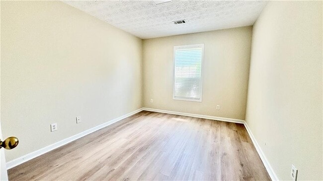 Building Photo - 2336 Pettit Dr