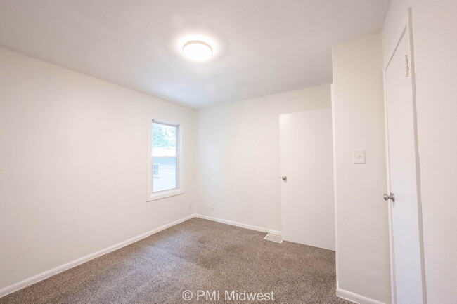 Building Photo - "Cozy 2-Bedroom Gem in Indianapolis – Your...