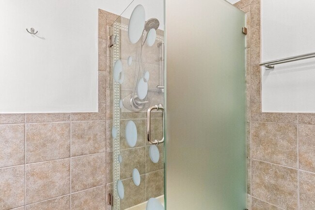 Building Photo - Beautiful 2 Bedroom Corner Unit on the Bea...