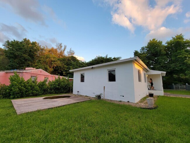 Building Photo - 6515 NW 1st Pl