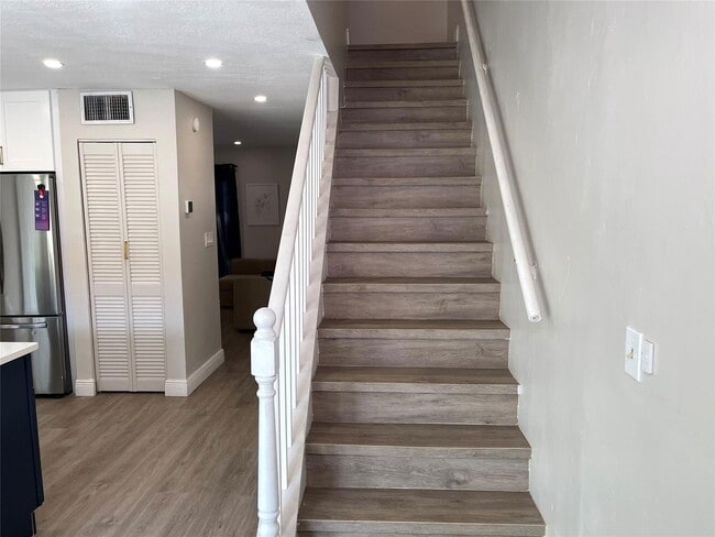 Building Photo - 4000 Del Rio Way