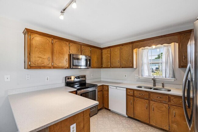 Building Photo - 4 Bedrooms/2 Bath Ranch Home!