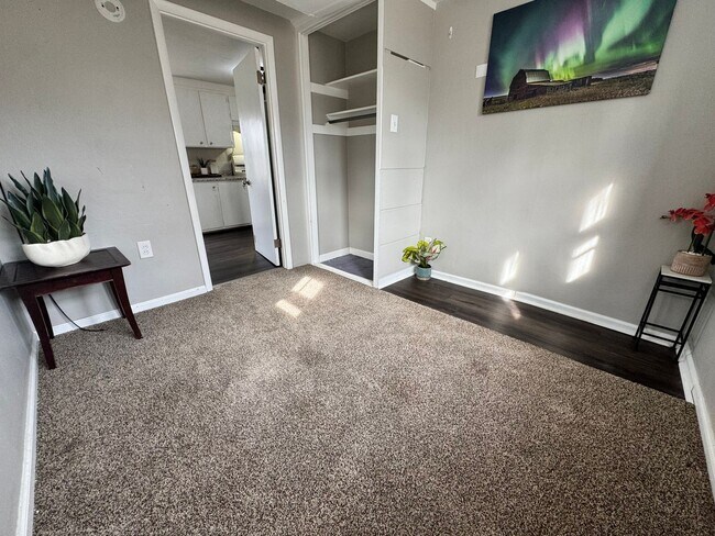 Building Photo - 2 bed, 1 bath home for rent in Waterloo