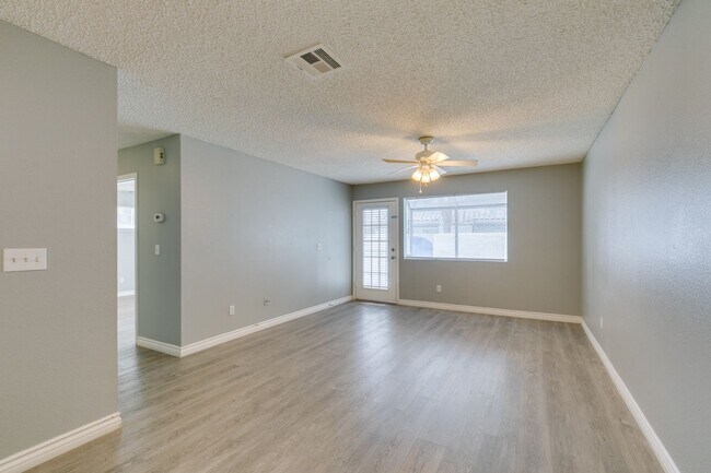 Building Photo - 2117 Willowbury Dr