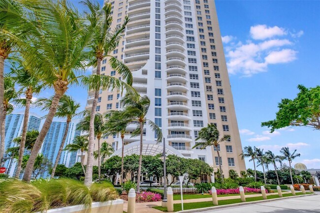 Building Photo - 848 Brickell Key Dr