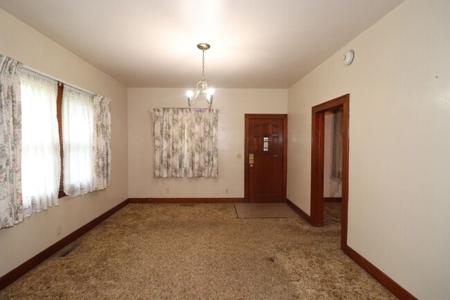 Building Photo - Spacious home for rent