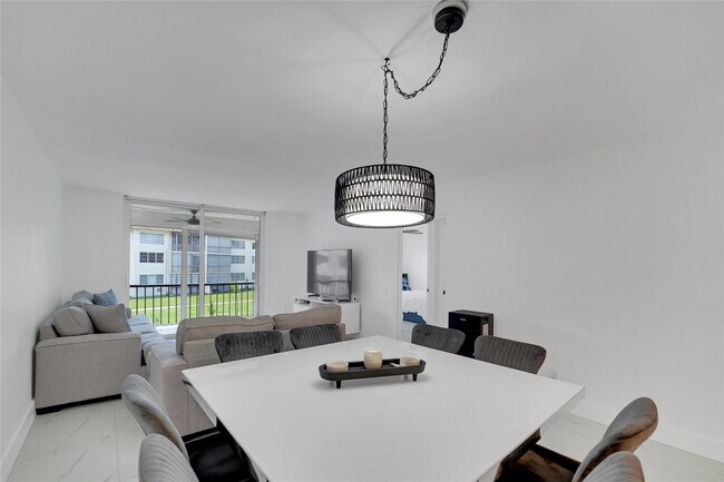 Building Photo - 8911 S Hollybrook Blvd