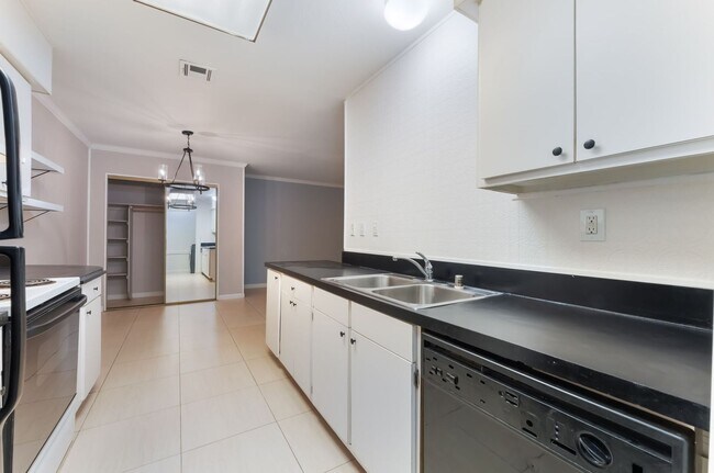 Building Photo - Two-bedroom, one bath single story townhou...