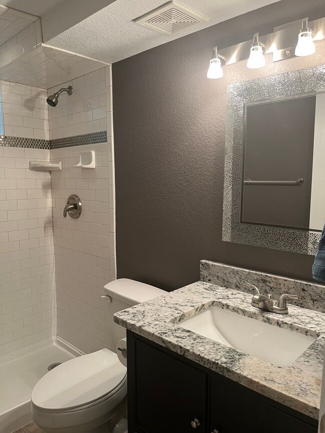 Building Photo - Beautiful 2 Bedroom + 2 Bonus Rooms, 3 Bat...