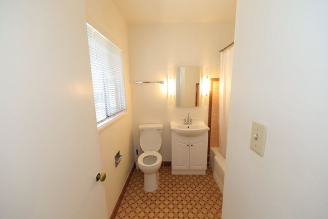 Building Photo - 4225 V St