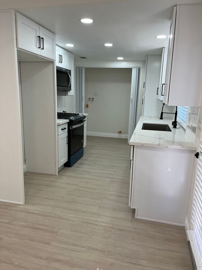 Building Photo - 784