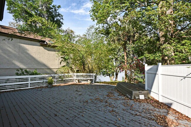 Building Photo - 621 Landings Pl