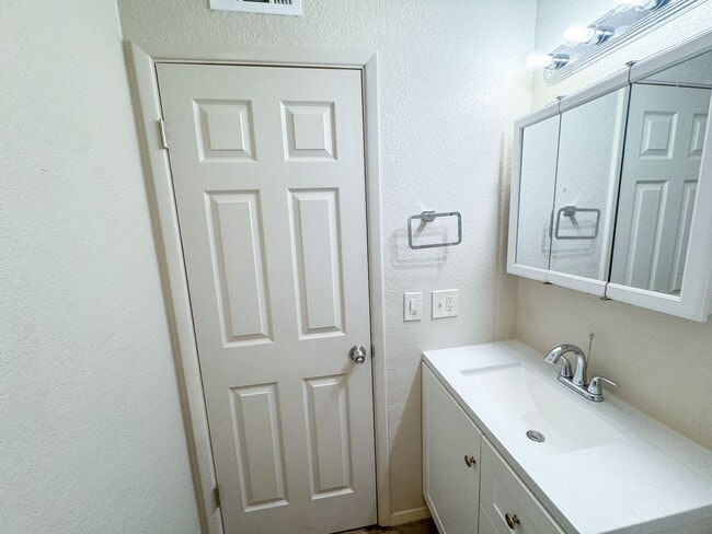Building Photo - FOUR-PLEX SINGLE LEVEL APARTMENT - CLARKDALE