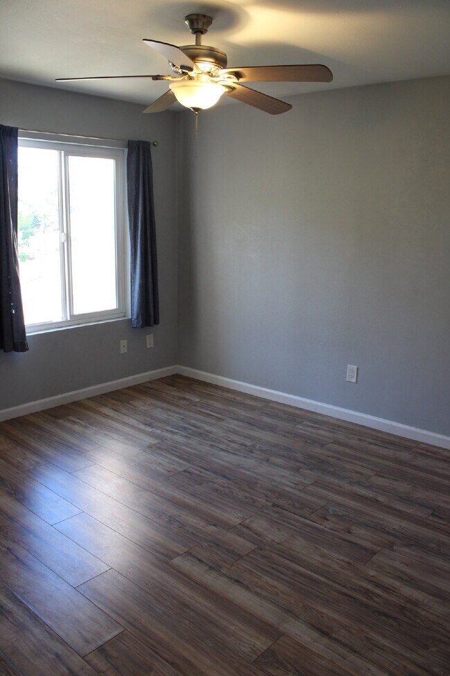 Building Photo - $2,900 - 2 Bed 2 Bath Condo in Oceanside Near Beach!