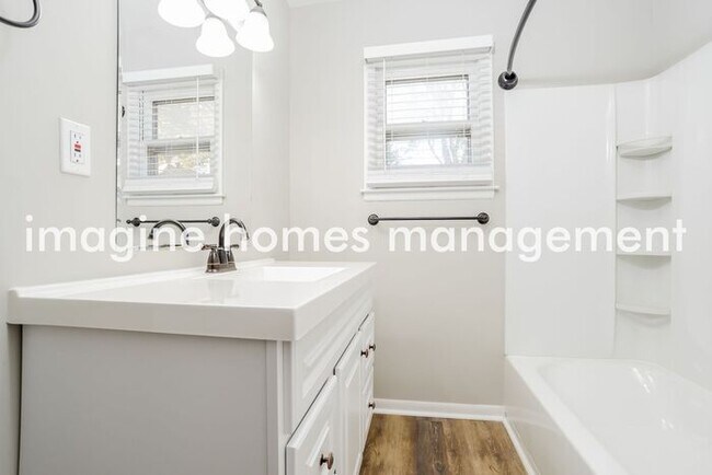 Building Photo - Lovely Freshly Remodeled 3BR 2BA Home in O...