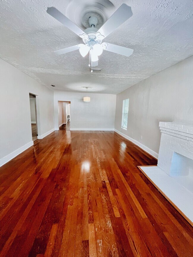 Building Photo - 3 BED/2 BATH Historic Home Available NOW!