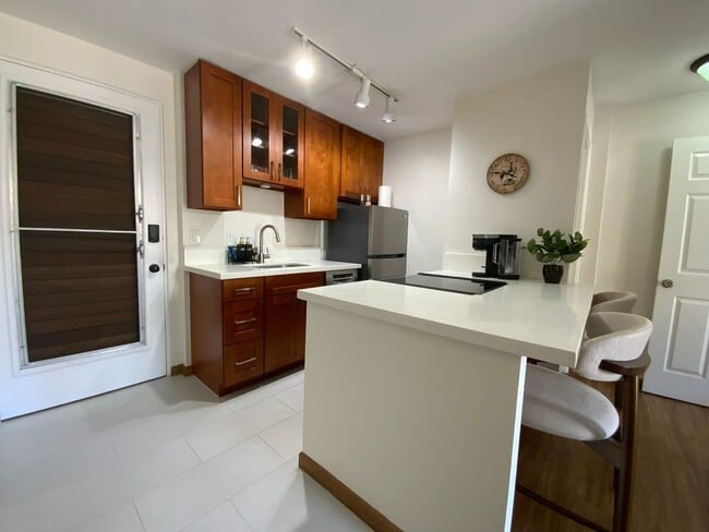 Building Photo - FULLY FURNISHED 1 BEDROOM/1 BATH IN HONOLULU