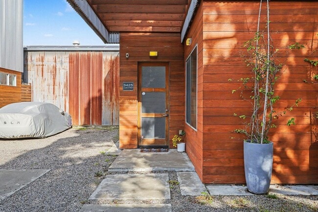 Building Photo - 3425 Louise St