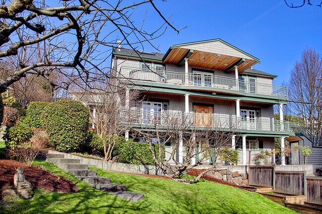 Building Photo - Queen Anne Home