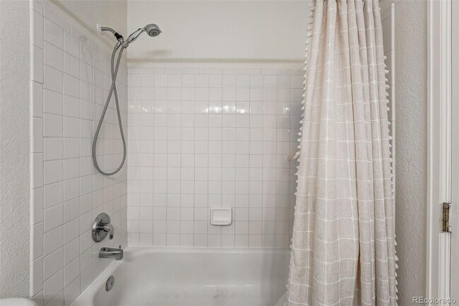 Building Photo - "Charming 2-Bed Townhouse Retreat with 2.5 Baths in Brighton!"