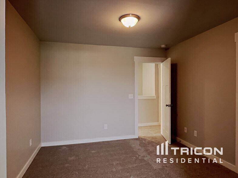 Building Photo - 4941 Kingdom Dr
