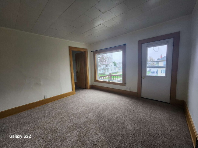 Building Photo - Upper Unit 3 bedrooms & shared garage