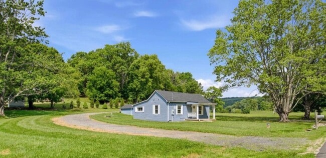 Building Photo - Cozy Bungalow in Blacksburg