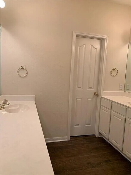 Building Photo - Room in House on Fort Grant Dr