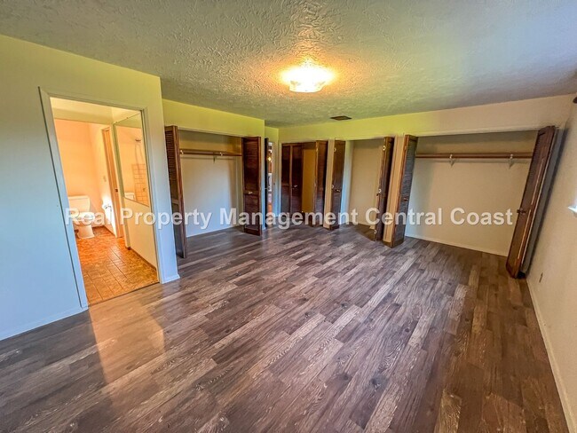 Building Photo - AVAILABLE OCTOBER - Large 4 Bedroom / 3 Ba...