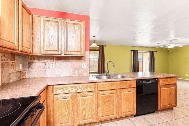Building Photo - 2426 W Silverbell Tree Dr